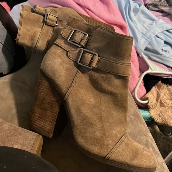 Lucky Brand Ankle Boots - Camel, chunky heel w/ buckles 9.5 womens - Picture 4 of 5